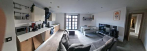 Spacious Top Floor 2 Bedroom Apartment in St Pauls Square